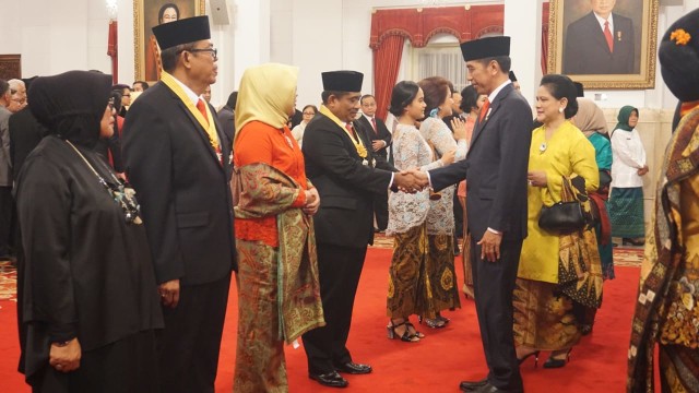 Presiden Joko Widodo Berikan Tanda Kehormatan Kepada 8 Orang yang Berjasa Pada Bangsa dan Negara di Jakarta, Rabu (15/8/2018). (Foto: Yudhistira Amran Saleh/kumparan)