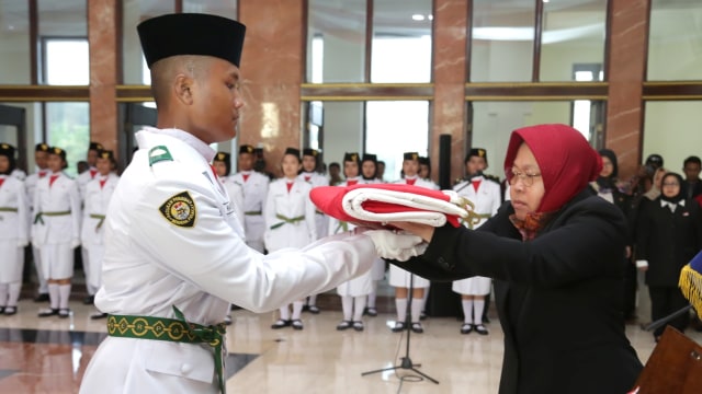 Walikota Risma mengukuhkan Pasukan Pengibar Bendera Pusaka (Paskibraka) Kota Surabaya tahun 2018 di Balai Kota Surabaya, Rabu (15/8/2018). (Foto: Phaksy Sukowati/kumparan)