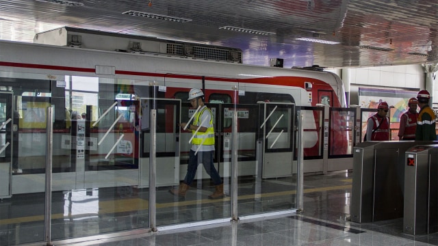 Pekerja bersiap melakukan uji coba Light Rail Transit (LRT) di Stasiun LRT Velodrome, Rawamangun, Jakarta, Rabu (15/8/2018). Foto: ANTARA FOTO/Galih Pradipta