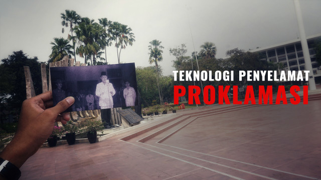 Pengambilan foto reka kejadian dilokasi yang sama dari Presiden Sukarno membacakan teks Proklamasi Kemerdekaan RI Tahun 1945. (Foto: Nugroho Sejati/kumparan dan ANTARA FOTO/IPPHOS)