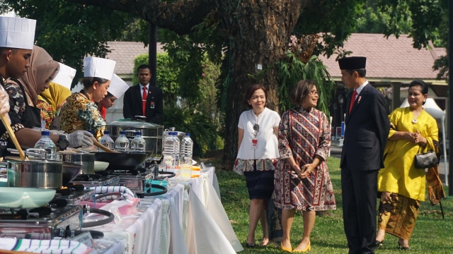 Presiden Joko Widodo dan Ibu Negara Iriana Widodo, tinjau lomba masak ikan nusantara di halaman Istana Negara, Jakarta (15/8/2018). (Foto: Yudhistira Amran Saleh/kumparan)