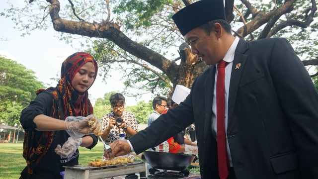 Menteri Pemuda dan Olahraga Iman Nahrawi, tinjau lomba masak ikan nusantara di halaman Istana Negara, Jakarta (15/8/2018). (Foto: Yudhistira Amran Saleh/kumparan)
