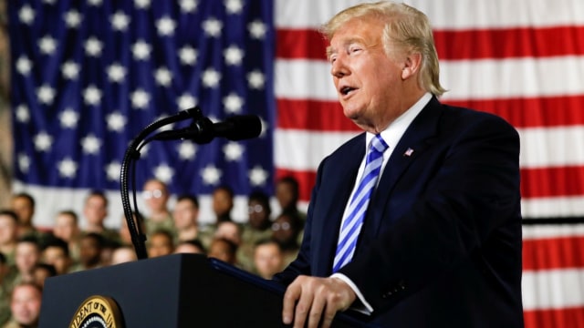 Saat Presiden Donald Trump berpidato di kamp Angkatan Darat Amerika, New York, Amerika Serikat (14/08/2018). (Foto: REUTERS/Carlos Barria)