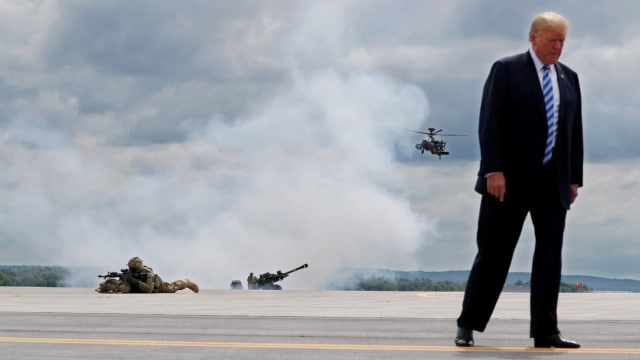 Presiden Donald Trump sedang mengamati demonstrasi prajurit tentara Angkatan Darat Amerika di New York, Amerika Serikat (14/08/2018). (Foto: REUTERS/Carlos Barria)