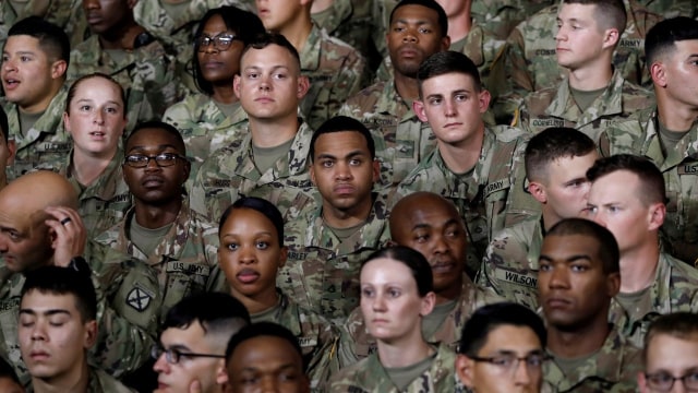 Prajurit Angkatan Darat mendengarkan pidato Presiden Donald Trump, New York, Amerika Serikat (14/08/2018). (Foto: REUTERS/Carlos Barria)