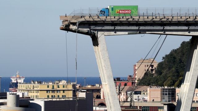 Jembatan Morandi yang runtuh di Genoa, Italia. (Foto: Reuters/Stefano Rellandini)