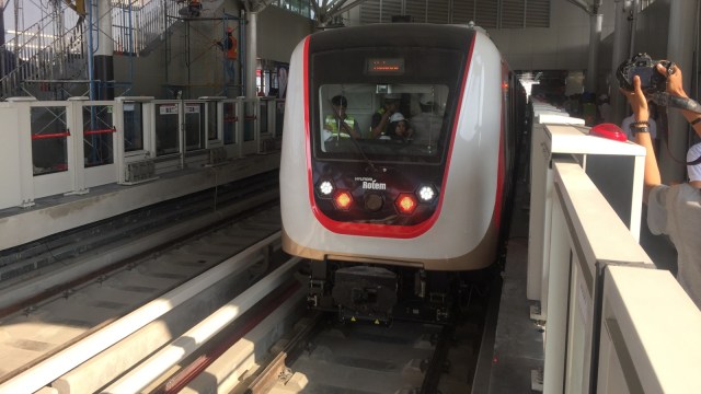 Uji coba Light Rail Transit (LRT) Jakarta. Foto: Fachrul Irwinsyah/kumparan