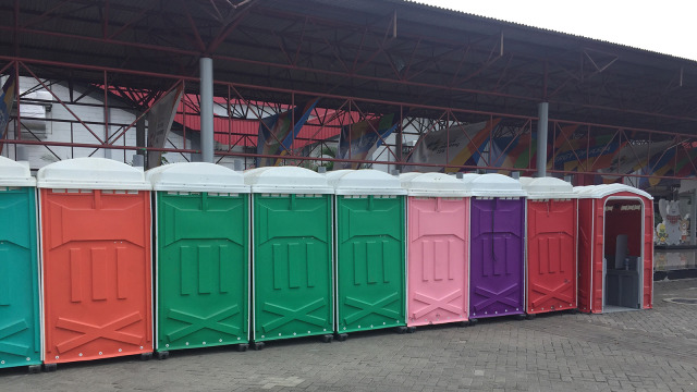 Deretan toilet umum yang menjadi fasilitas untuk para penonton di JIExpo, Rabu (15/8). (Foto: Sandy Firdaus/kumparan)