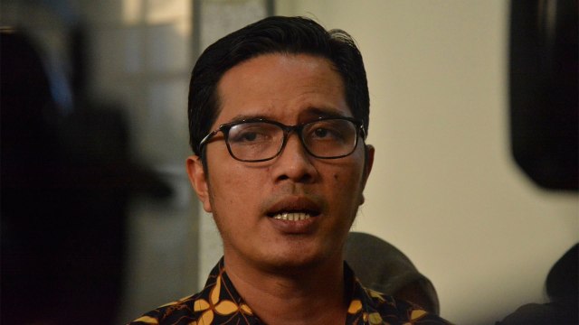 Juru Bicara KPK, Febri Diansyah melaporkan hasil agenda penyidikan dan pemeriksaan tersangka/saksi di Gedung KPK, Jakarta (15/8). (Foto: Nadia K. Putri)