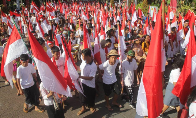 Sambut HUT RI, 6.000 Bendera Diarak Pelajar di Denpasar