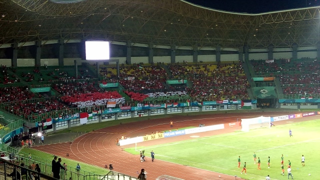Suasana di Stadion Patriot saat pertandingan Timnas Indonesia U-23 menghadapi Palestina. (Foto: Akbar Ramadhan/kumparan)