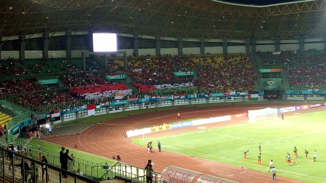 Bendera Indonesia dan Palestina menghiasi tribune Stadion Patriot. (Foto: Akbar Ramadhan/kumparan )