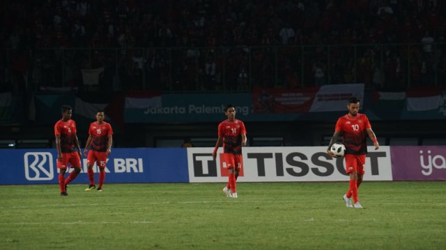 Laga Indonesia vs Palestina dalam ajang Asian Games di Stadion Patriot, Rabu (15/8). (Foto: Fanny Kusumawardhani/kumparan)