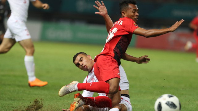Penyerang Timnas U-23, Irfan Jaya, dijegal oleh pemain Palestina. (Foto: Hery Sudewo/Antara)