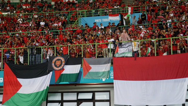 Pendukung Timnas Indonesia memberikan dukungan dalam laga Indonesia vs Palestina di Stadion Patriot, Bekasi, Rabu (15/8). Foto: Fanny Kusumawardhani/kumparan