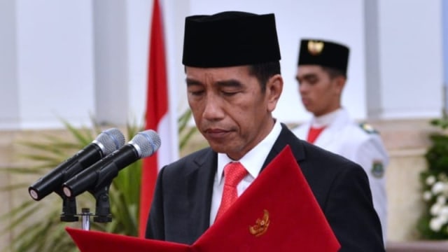 Jokowi saat pengukuhan anggota Paskibraka Nasional di Istana Negara, Rabu (15/8/2018). (Foto: Dok Kemenpora)
