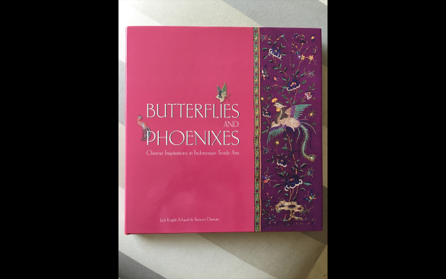 Butterflies and Phoenixes karya Asmoro Damais dan Judi Knight Achjadi. (Foto: Dok: Lynda Ibrahim)