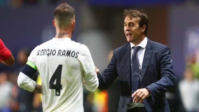 Julen Lopetegui memberikan Sergio Ramos instruksi. (Foto: Ints Kalnins/Reuters)