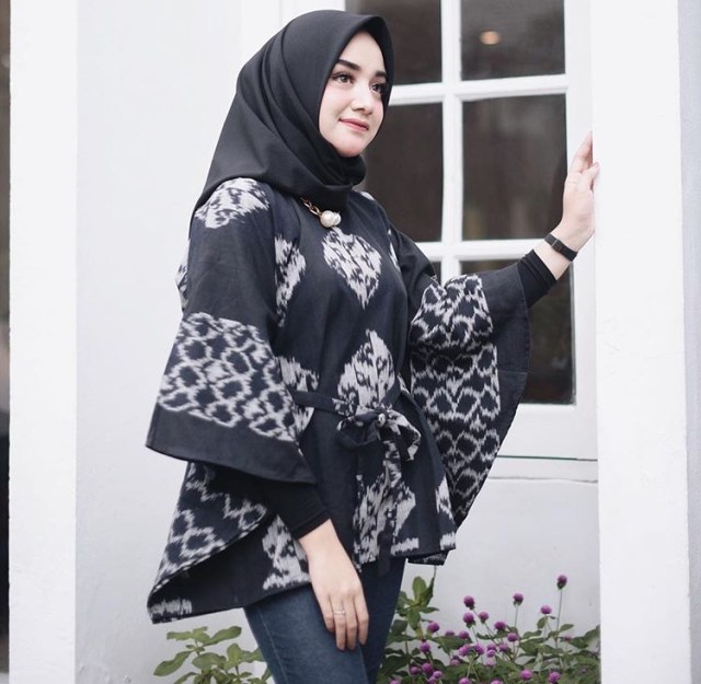 OOTD Kain Indonesia ala Selebgram Hijab: Antik Arifani (Foto: Instagram @antikarifani)