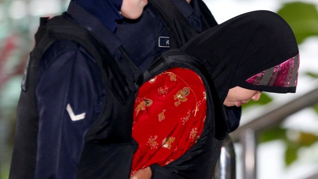 Saat Siti Aisyah dikawal ketika ia sampai di Pengadilan Negeri, Kuala Lumpur, Malaysia (16/8/2018). (Foto: REUTERS/Lai Seng Sin)