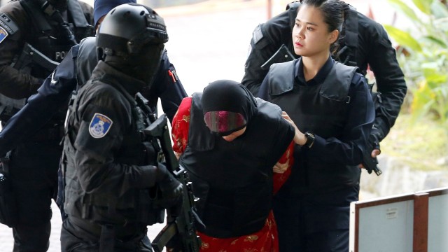 Saat Siti Aisyah dikawal ketika ia sampai di Pengadilan Negeri, Kuala Lumpur, Malaysia (16/8/2018). (Foto: REUTERS/Lai Seng Sin)