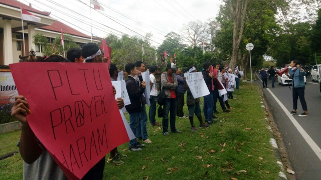 Sejumlah massa menggelar Aksi Solidaritas Tolak PLTU Celukan Bawang di PTUN Denpasar jelang sidang putusan, Kamis (16/8). (Foto: Cisilia Agustina Siahaan/kumparan)