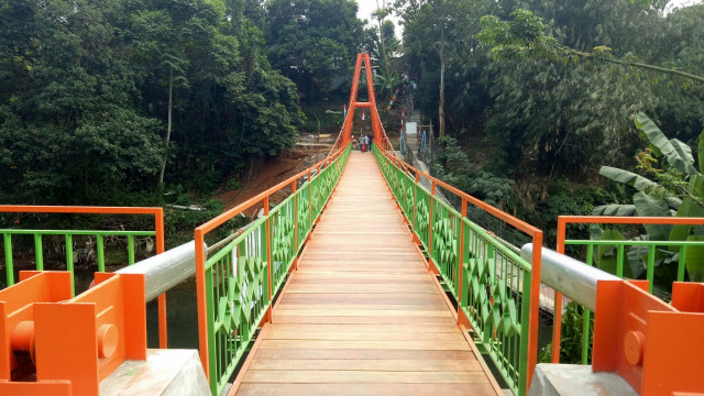 Jembatan gantung baru di Srengseng Sawah, Jagakarsa, Jakarta Selatan (Foto:  Maulana Ramadhan/kumparan)