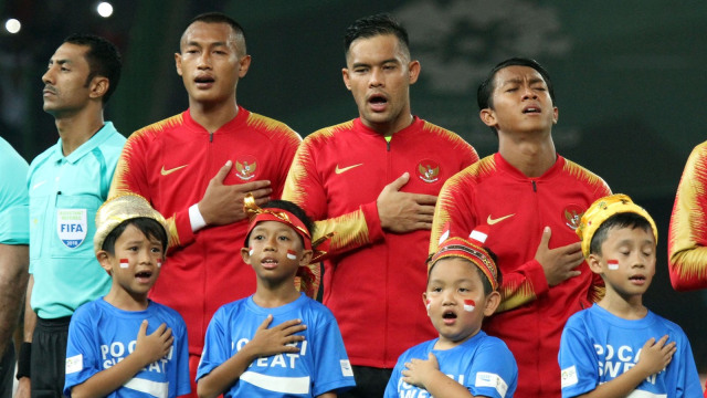 Kiper Timnas U-23, Andritany Ardhiyasa (tengah), menyanyikan lagu 'Indonesia Raya' jelang pertandingan menghadapi Taiwan. (Foto: ANTARA/INASGOC/Ary Kristianto)
