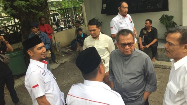 H. Muhammad Taufik politikus (tengah) dan Ketua DPD DKI Jakarta Partai Gerindra di Bawaslu DKI, Kamis (16/8/18). (Foto: Rafyq Panjaitan/kumparan)