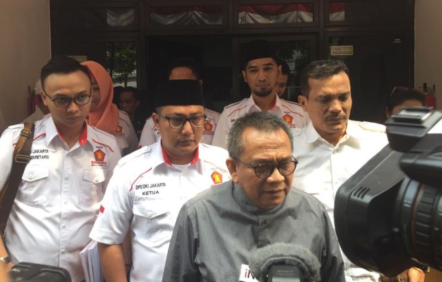 H. Muhammad Taufik (tengah) politikus dan Ketua DPD DKI Jakarta Partai Gerindra di Bawaslu DKI, Kamis (16/8/18). (Foto: Rafyq Panjaitan/kumparan)