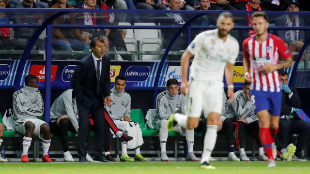 Lopetegui memberi instruksi untuk pemain Real Madrid. (Foto: REUTERS/Maxim Shemetov)
