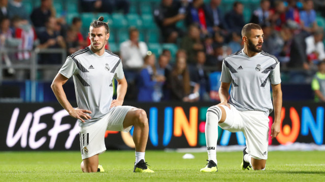 Gareth Bale dan Karim Benzema tengah lakukan pemanasan.  (Foto: REUTERS/Ints Kalnins)