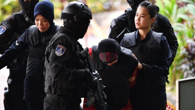 Siti Aisyah dikawal oleh polisi Malaysia saat tiba di Pengadilan Tinggi Alam Shah, di Kuala Lumpur, Kamis (16/8/2018). (Foto: AFP/Manan Vatsyayana)