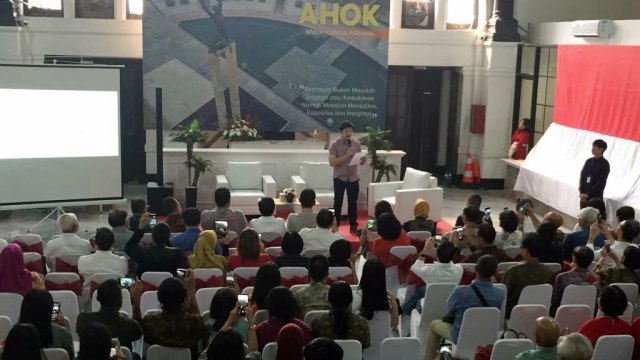 Nico Anak Ahok saat membacakan Surat Ahok di Acara Launching buku "Kebijakan Ahok" (Foto: Rafyq Panjaitan/kumparan)