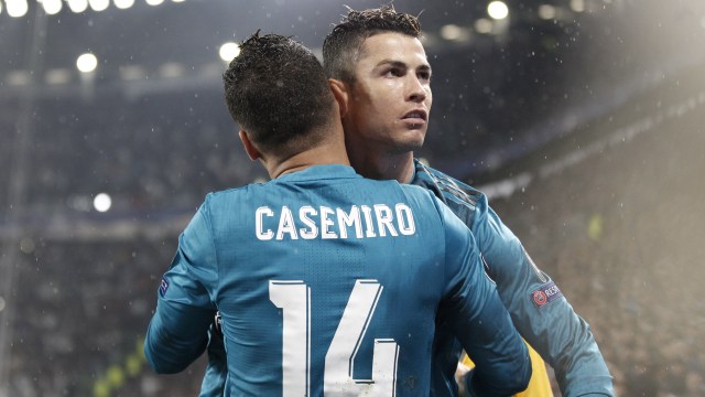 Casemiro dan Cristiano Ronaldo saat masih berduet di Real Madrid. Foto: Isabella BONOTTO / AFP