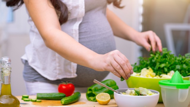 Ilustrasi ibu hamil memasak.  (Foto: Shutterstock)