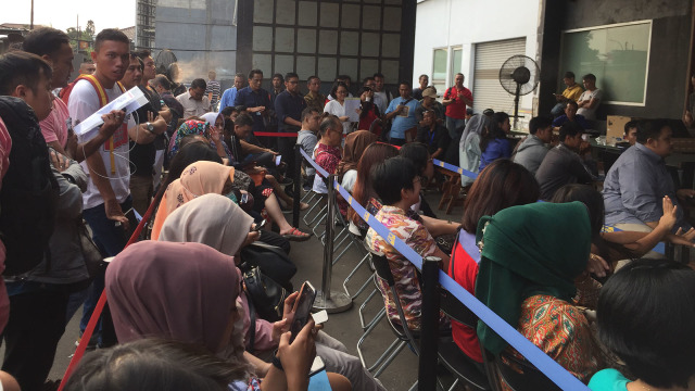 Antrean pembelian tiket opening Asian Games di kantor kiosTix, Jakarta Selatan, Kamis (16/8/2018). (Foto: Fachrizal Rizal/kumparan)