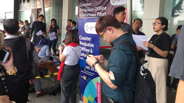 Antrean pembelian tiket opening Asian Games di kantor kiosTix, Jakarta Selatan, Kamis (16/8/2018). (Foto: Fachrizal Rizal/kumparan)