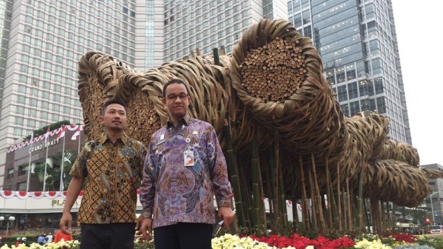Gubernur DKI Jakarta Anies Baswedan dan Seniman Joko Avianto di Bundaran HI, Kamis (16/8/18). Foto: Moh Fajri/kumparan
