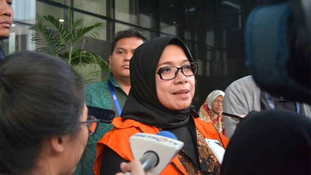 Wakil Ketua Komisi VII DPR Nonaktif, Eni Maulani Saragih sebagai tersangka dugaan suap pembangunan proyek PLTU Riau-1 usai menjalani proses penyidikan di Gedung KPK, Jakarta (16/8). (Foto: Nadia K. Putri)