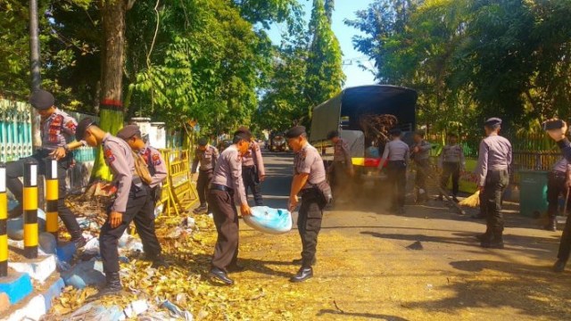 Polisi Buka Blokade di Jalan dr. Saleh Kota Probolinggo