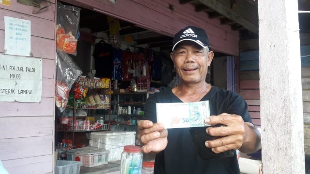 Warga yang tinggal di daerah perbatasan Sebatik-Malaysia masih menggunakan mata uang ganda Ringgit dan Rupiah, Kamis (16/8/18). (Foto: Fadjar Hadi/kumparan)