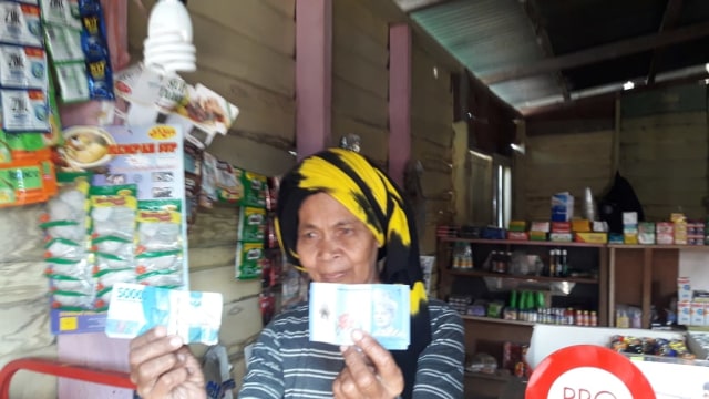 Warga yang tinggal di daerah perbatasan Sebatik-Malaysia masih menggunakan mata uang ganda Ringgit dan Rupiah, Kamis (16/8/18). (Foto: Fadjar Hadi/kumparan)