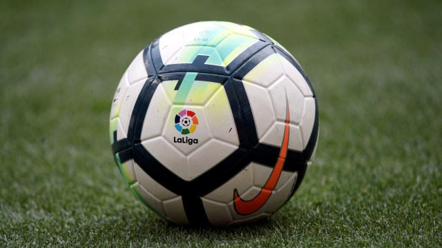 Bola resmi La Liga musim 2017/18. (Foto: GABRIEL BOUYS / AFP)