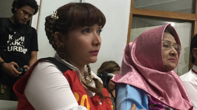 Roro Fitria ditemani Ibunya saat menjalani sidang lanjutan di Pengadilan Negeri Jakarta Selatan, Kamis (16/8/2018). Foto: Giovanni/kumparan