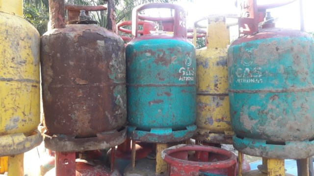 Gas Petronas dan Shell ukuran 14 dan 16 kg di Pulau Sebatik. (Foto: Fadjar Hadi/kumparan)