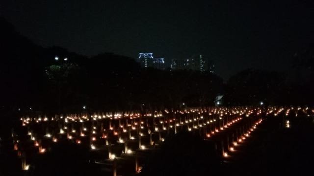 Suasana jelang malam renungan suci di TMP Kalibata, Jakarta Selatan. Foto: Kevin Septhama Kurnianto/kumparan