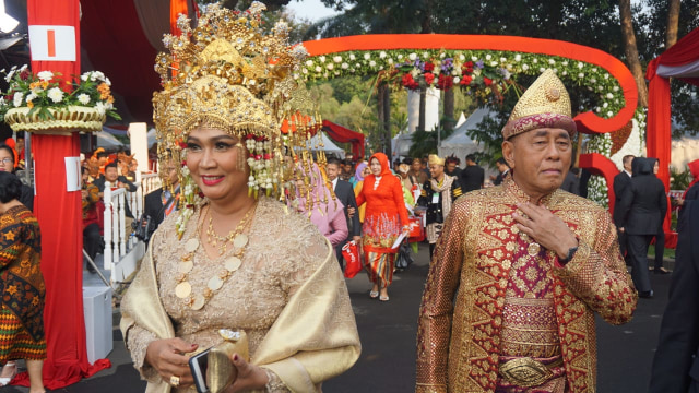 Menteri Pertahanan Ryamizard Ryacudu dan istri pakai baju adat Palembang. (Foto: Yudhistira Amran Saleh/kumparan)