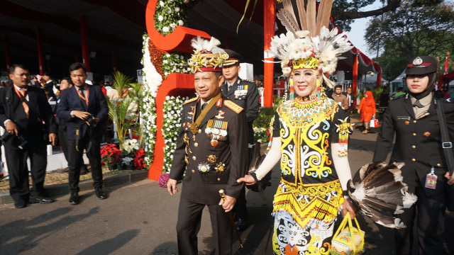 Kapolri Jenderal Tito Karnavian dan istri pakai baju adat Dayak. (Foto: Yudhistira Amran Saleh/kumparan)