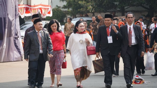 Titiek Soeharto (tengah) tiba di Universitas Bung Karno, Jakarta Pusat (17/8/18). (Foto: Nugroho Sejati/kumparan)